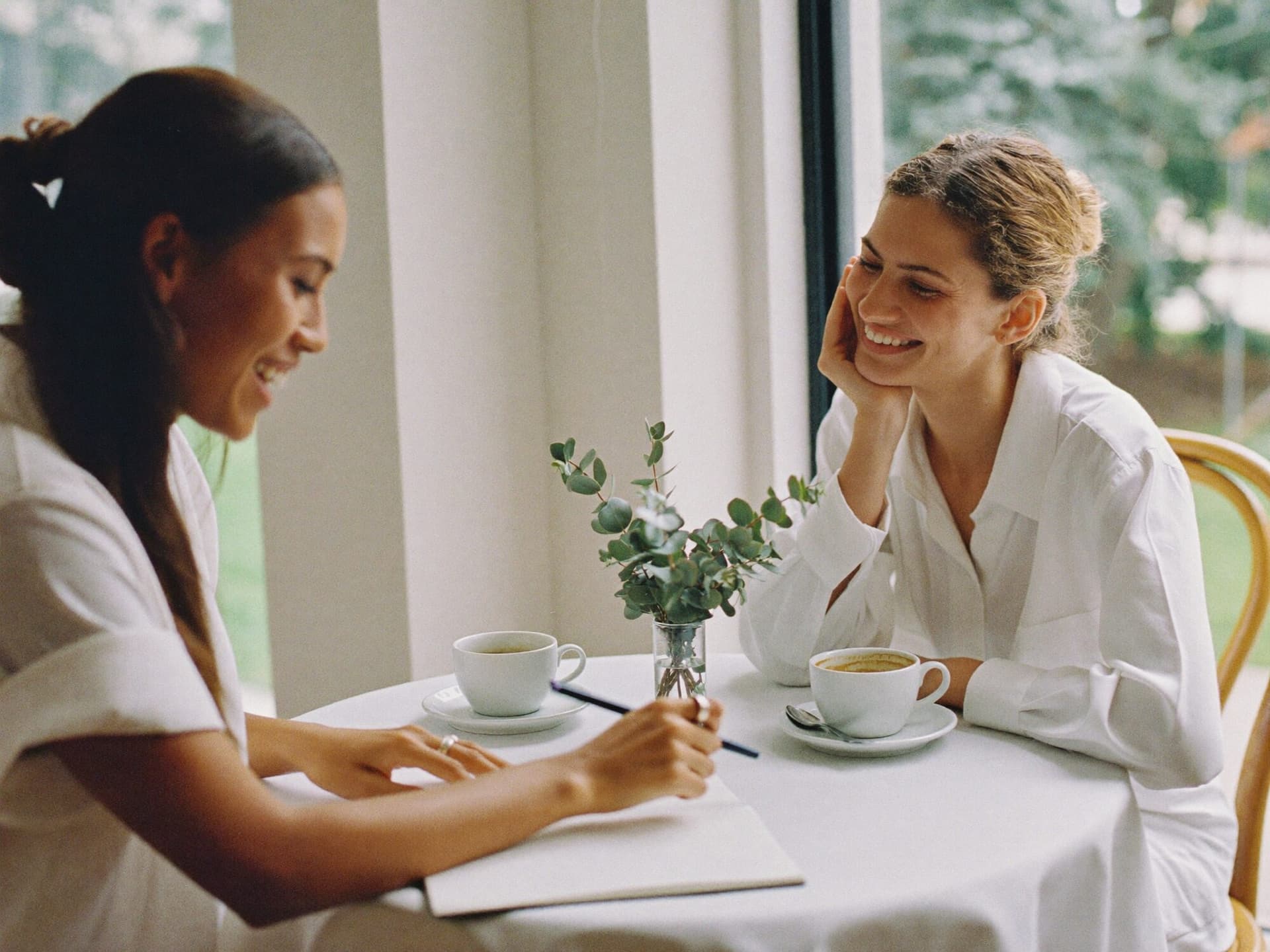Two planners talking over coffee